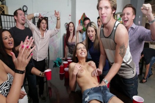 youtubecliphot sex Lén trộm nhìn em nhà sát bên đang móc âm đạo sau vườn